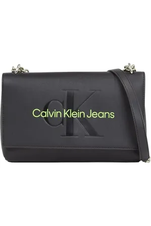 Calvin Klein Jeans Women Shoulder Bag Sculpted Flap Medium, Black (Black/Dark Juniper), One Size