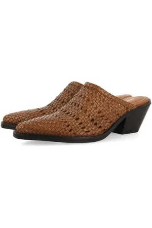 Gioseppo Women