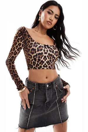 Kaiia Slinky scoop neck low back bow detail top in leopard print