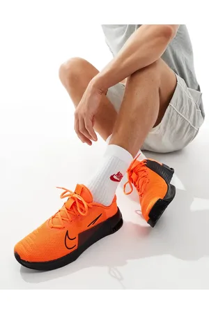 Nike Metcon 9 trainers in orange and black