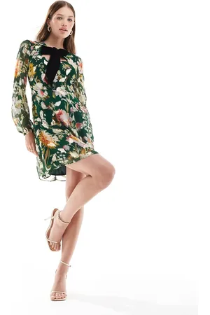 HOPE & IVY Mini shift dress with velvet bow in dark floral