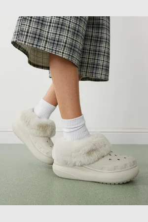 Crocs Unisex furever crush fur lined clog in pumice