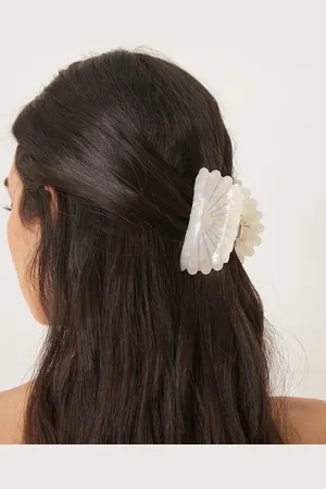 Sui Ava Shell hair claw in