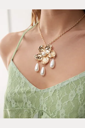 Reclaimed Necklace with flower and pearls in