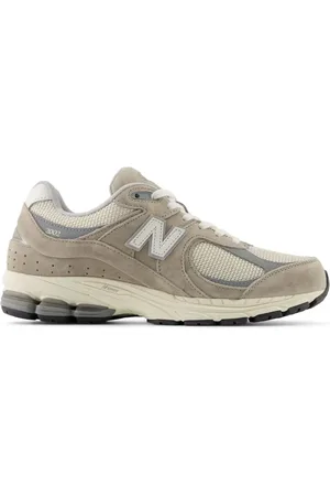 New Balance 2002 unisex sneaker in and beige detail