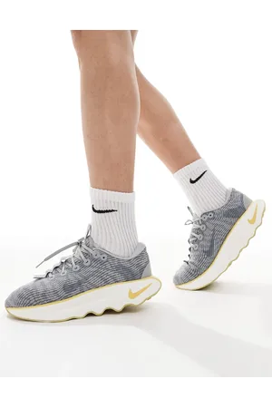 Nike Motiva trainers in