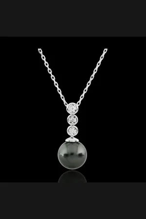 Edenly Diamond Trilogy on Pearl Necklace