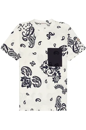 Moncler SS T-Shirt in Bandana Print - White. Size L (also in M, S, XL).