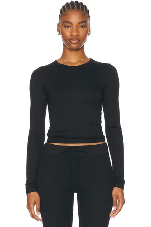 ÉTERNE Fitted Crewneck Long Sleeve T-Shirt in Black - Black. Size L (also in M, S, XL, XS).