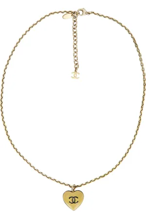 CHANEL CC Heart Necklace in Gold - Metallic Gold. Size all.
