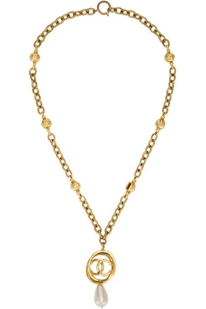 CHANEL CC Pearl Swing Necklace in Gold - Metallic Gold. Size all.