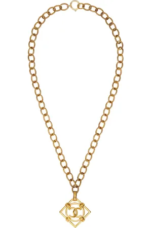CHANEL CC Square Necklace in Gold - Metallic Gold. Size all.