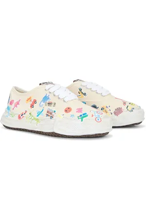 Maison Mihara Yasuhiro Baker Original Sole Canvas Stickers Print Low-Top Sneaker in White - Beige. Size 41 (also in 42, 43, 44, 45).