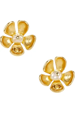 CHANEL CC Pearl Flower Earrings in Gold - Metallic Gold. Size all.