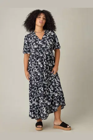 Live Unlimited London Curve Petite Monochrome Floral Maxi Dress