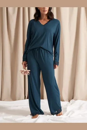 PRETTY YOU Bamboo Lace V-Neck Pyjama Set