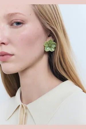 MANGO Resin flower earrings