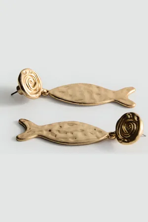 MANGO Textured fish earrings