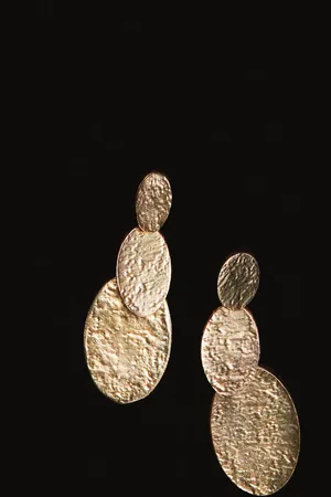 MANGO Long textured earrings