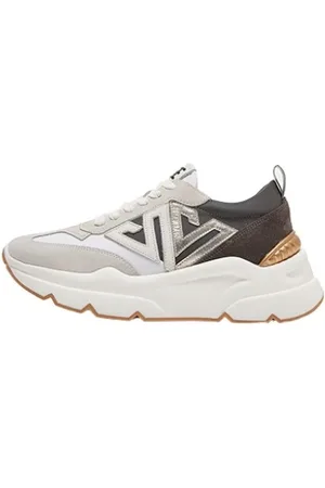 Emanuélle vee Trainers