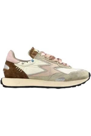 MOA MASTER OF ARTS Trainers with Pink Backtab
