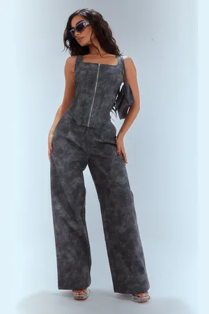 PRETTYLITTLETHING Petite Faux Leather Straight Leg Trousers