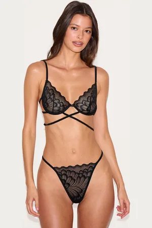 PRETTYLITTLETHING Lace Scallop Edge Lingerie Set