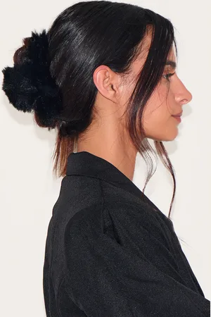 PRETTYLITTLETHING Faux Fur Hair Claw