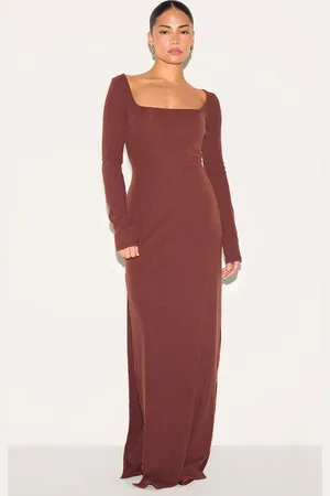 PRETTYLITTLETHING Petite Ribbed Long Sleeve Maxi Dress