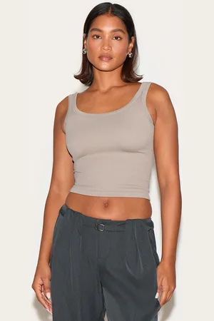 PRETTYLITTLETHING Contour Rib Scoop Cropped Vest Top