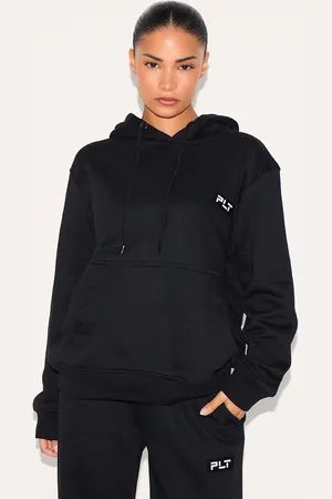 PRETTYLITTLETHING Petite Badge Detail Oversize Hoodie