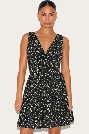 PRETTYLITTLETHING Petite Floral Detail Mini Shift Dress