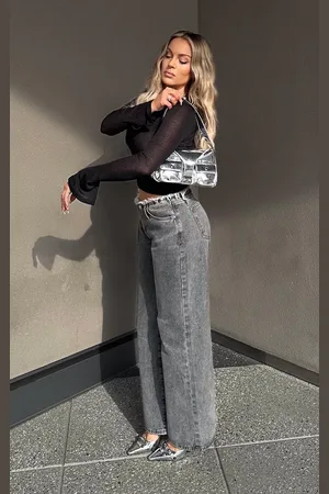 PRETTYLITTLETHING Petite Fray Waist Low Rise Straight Leg Jeans