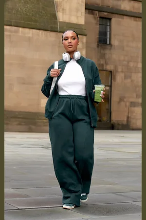 PRETTYLITTLETHING Plus Mid Rise Seam Detail Straight Leg Joggers