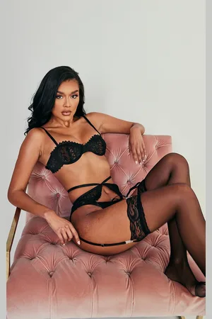 PRETTYLITTLETHING Lace Scalloped Edge Underwired 3 Piece Lingerie Set