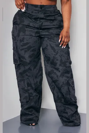 PRETTYLITTLETHING Plus Camo Cargo Trousers