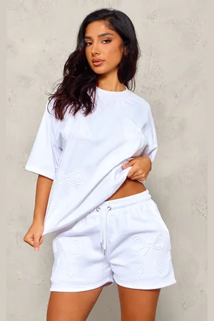 PRETTYLITTLETHING Petite Embossed Bow Detail Shorts
