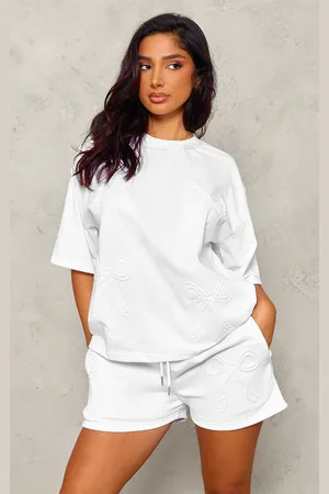 PRETTYLITTLETHING Petite Embossed Bow Detail T-shirt