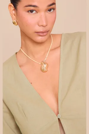 PRETTYLITTLETHING Gold Textured Shell Pendant Necklace