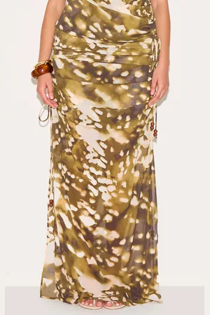 PRETTYLITTLETHING Plus Stone Blurred Abstract Printed Chiffon Ruched Bead Detail Maxi Skirt
