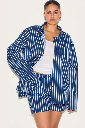 PRETTYLITTLETHING Plus Navy Striped Shorts