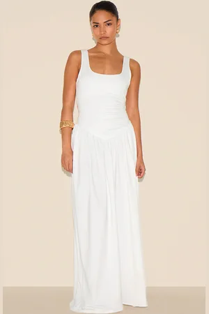 PRETTYLITTLETHING Petite Contour Jersey Scoop Neck Pleated Maxi Dress