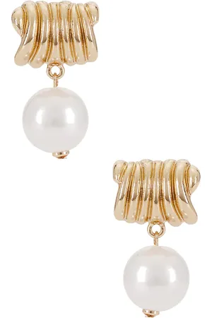 8 Other Reasons Pearl Earrings in .