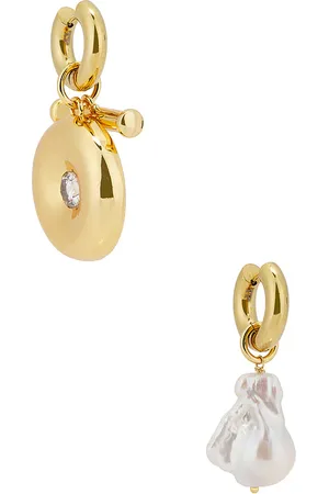 Timeless Pearly Drop Earrings in .