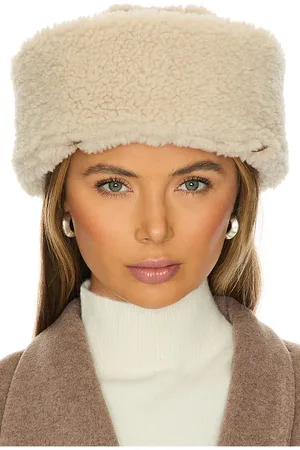 Jakke Arella Shearling Hat Tan in .