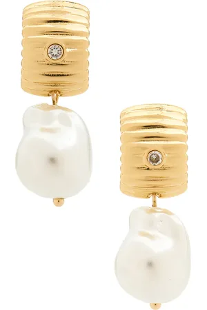 Ettika Ribbed Pearl Drop Earrings in .