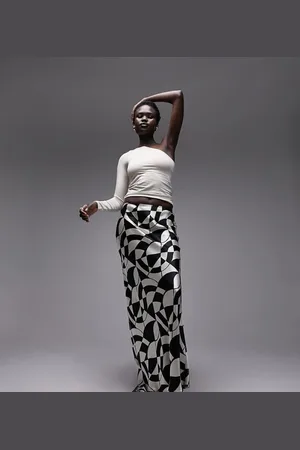Topshop Womens satin bias maxi skirt in mono geo print- - Size 6 UK