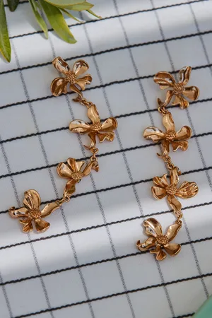 Sosandar Womens Flower Detail Drop Earrings - One Size