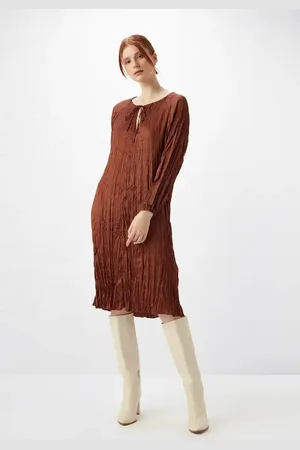 Gusto Womens Crinkled Satin Dress in - Size X-Small