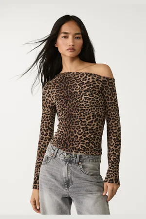 Stradivarius Printed T-shirt with asymmetric neckline XS